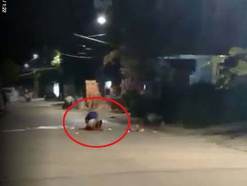Thực hư clip chồng đâm vợ gục tại chỗ, nhiều người chứng kiến nhưng không ai can ngăn