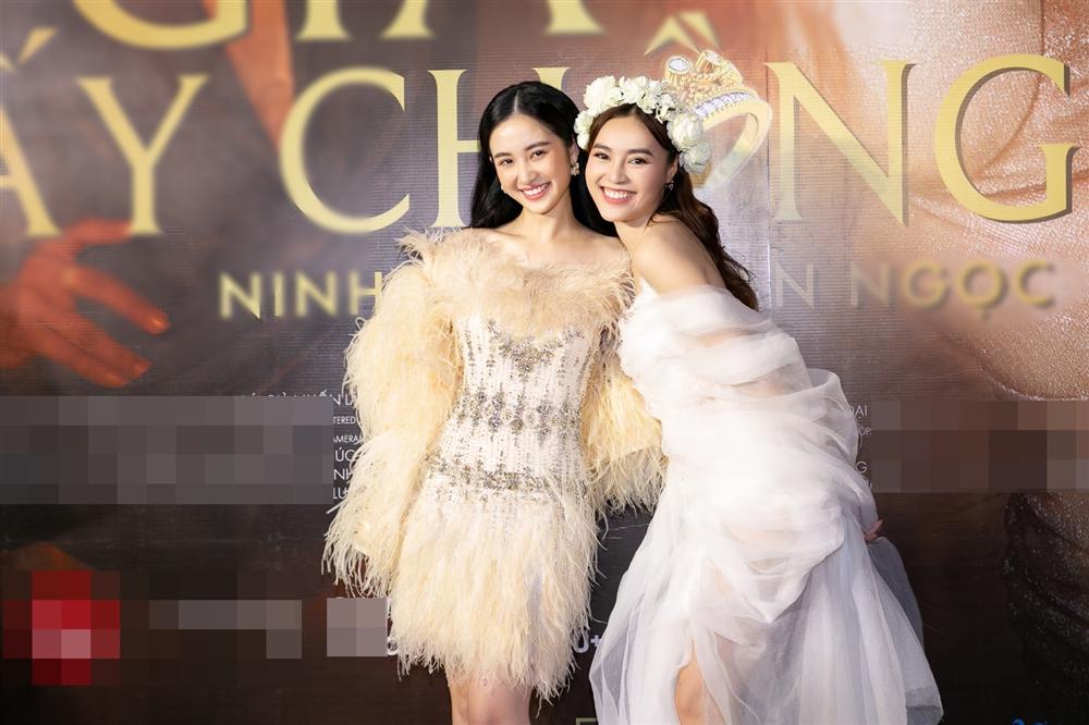 SAO MẶC XẤU: Hà Anh lộ miếng dán ngực kém duyên-2