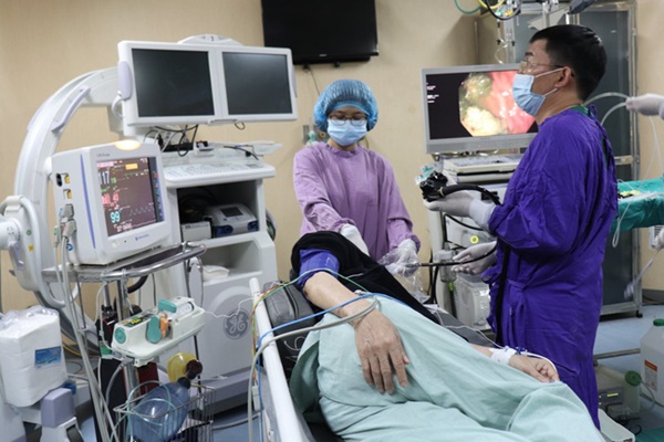 Gắp khối bã thức ăn khủng” trong dạ dày của bệnh nhân nam, bác sĩ lưu ý cách ăn uống để tránh tổn hại đường tiêu hóa-1