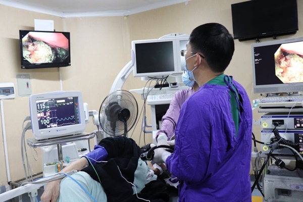 Gắp khối bã thức ăn khủng” trong dạ dày của bệnh nhân nam, bác sĩ lưu ý cách ăn uống để tránh tổn hại đường tiêu hóa-2