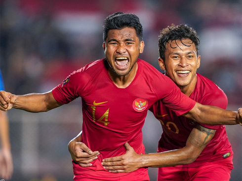 HLV Park Hang Seo ngồi xem mũ bảo hiểm, troll học trò trong khi chờ sân tập cho U22 Việt Nam-10