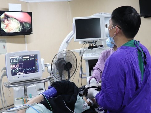 Gắp khối bã thức ăn “khủng” trong dạ dày của bệnh nhân nam, bác sĩ lưu ý cách ăn uống để tránh tổn hại đường tiêu hóa