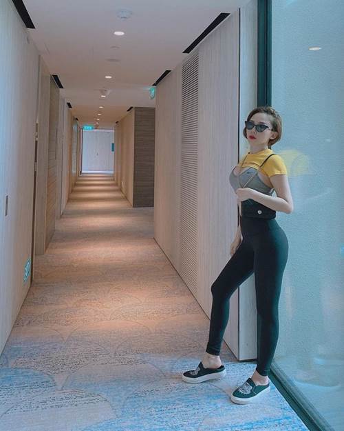 Mốt mặc croptop cho vui như Ngọc Trinh - Tóc Tiên: tưởng không hở mà hở không tưởng-4