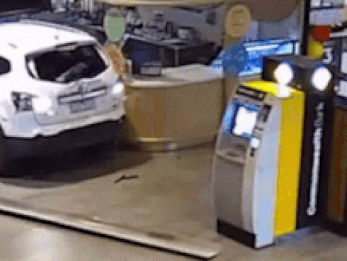 2 tên trộm dùng ôtô đâm nát cây ATM để lấy tiền