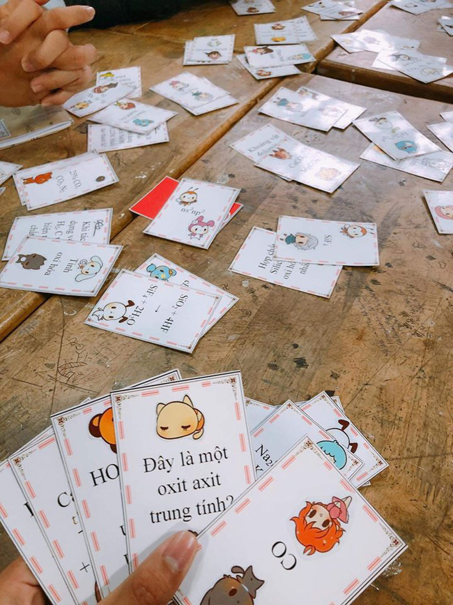 Thầy dạy Hóa bảo cất sách vở đi để chơi bài, học sinh chưa kịp mừng đã ngã ngửa với Cú lừa thế kỷ-1