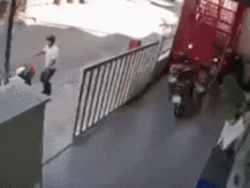 Trộm bẻ khóa xe tay ga bị người dân rượt đuổi-1