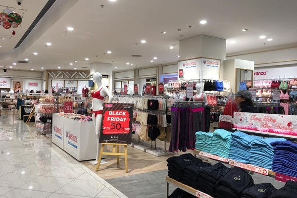 Thảm cảnh năm nay, Black Friday giảm 80% vẫn ngồi không đợi khách-10