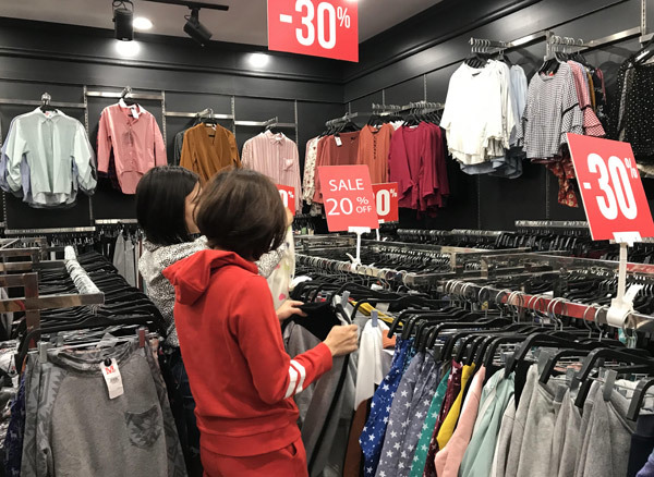 Thảm cảnh năm nay, Black Friday giảm 80% vẫn ngồi không đợi khách-6