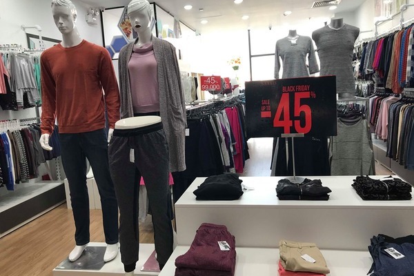 Thảm cảnh năm nay, Black Friday giảm 80% vẫn ngồi không đợi khách-15