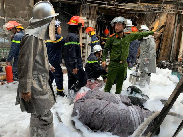 Chùm ảnh: Hiện trường vụ nổ bình gas kinh hoàng giữa phố Hà Nội đông người-3