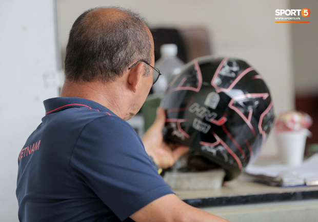 HLV Park Hang Seo ngồi xem mũ bảo hiểm, troll học trò trong khi chờ sân tập cho U22 Việt Nam-2