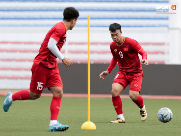 HLV Park Hang Seo ngồi xem mũ bảo hiểm, troll học trò trong khi chờ sân tập cho U22 Việt Nam-4