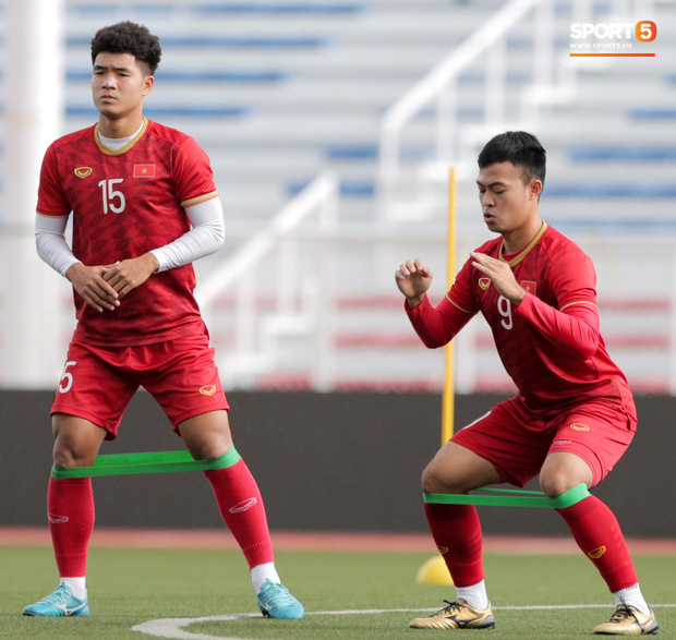 HLV Park Hang Seo ngồi xem mũ bảo hiểm, troll học trò trong khi chờ sân tập cho U22 Việt Nam-5