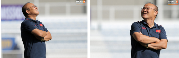 HLV Park Hang Seo ngồi xem mũ bảo hiểm, troll học trò trong khi chờ sân tập cho U22 Việt Nam-7