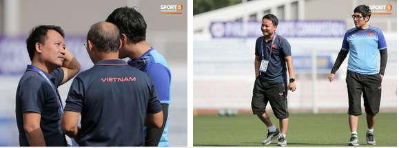 HLV Park Hang Seo ngồi xem mũ bảo hiểm, troll học trò trong khi chờ sân tập cho U22 Việt Nam-8