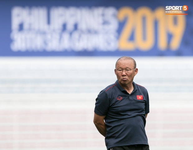 HLV Park Hang Seo ngồi xem mũ bảo hiểm, troll học trò trong khi chờ sân tập cho U22 Việt Nam-9