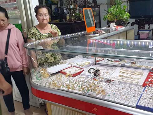 Nhân lúc U22 Việt Nam hạ Singapore, tên cướp đạp xe đến cướp tiệm vàng-3