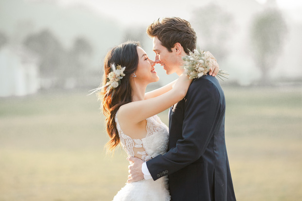 Trọn bộ ảnh cưới của Hoàng Oanh và chồng Tây cực phẩm: Siêu ngọt ngào, đẹp như thước phim điện ảnh-1