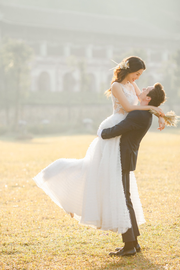 Trọn bộ ảnh cưới của Hoàng Oanh và chồng Tây cực phẩm: Siêu ngọt ngào, đẹp như thước phim điện ảnh-2