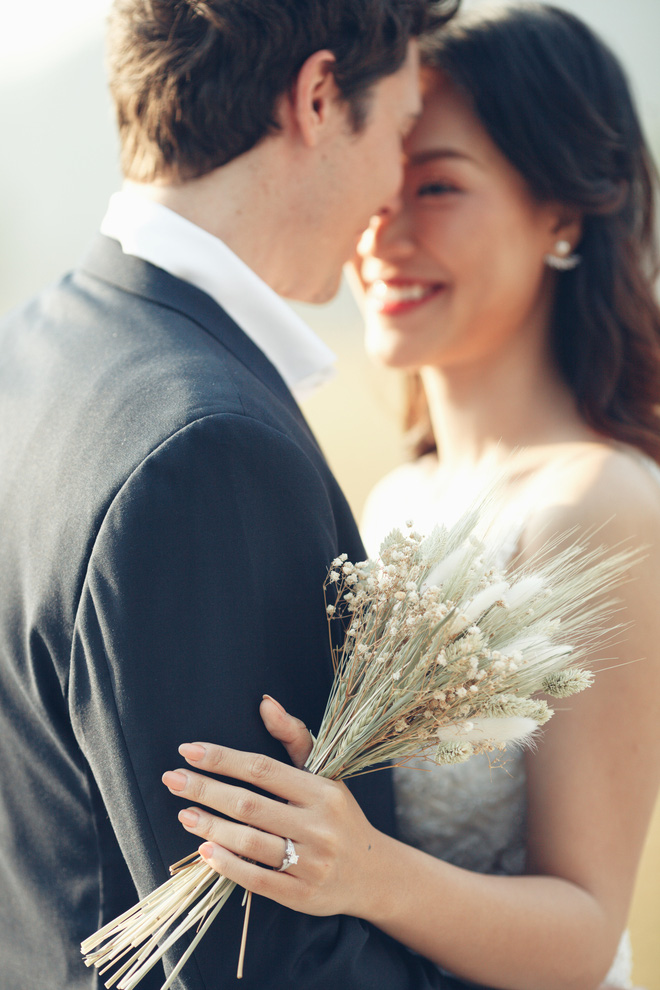 Trọn bộ ảnh cưới của Hoàng Oanh và chồng Tây cực phẩm: Siêu ngọt ngào, đẹp như thước phim điện ảnh-4