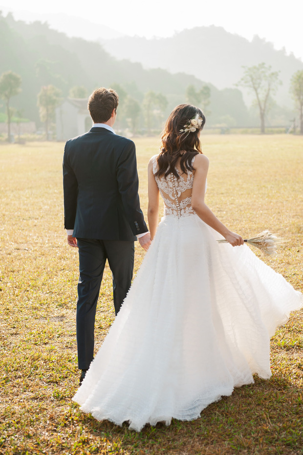 Trọn bộ ảnh cưới của Hoàng Oanh và chồng Tây cực phẩm: Siêu ngọt ngào, đẹp như thước phim điện ảnh-6