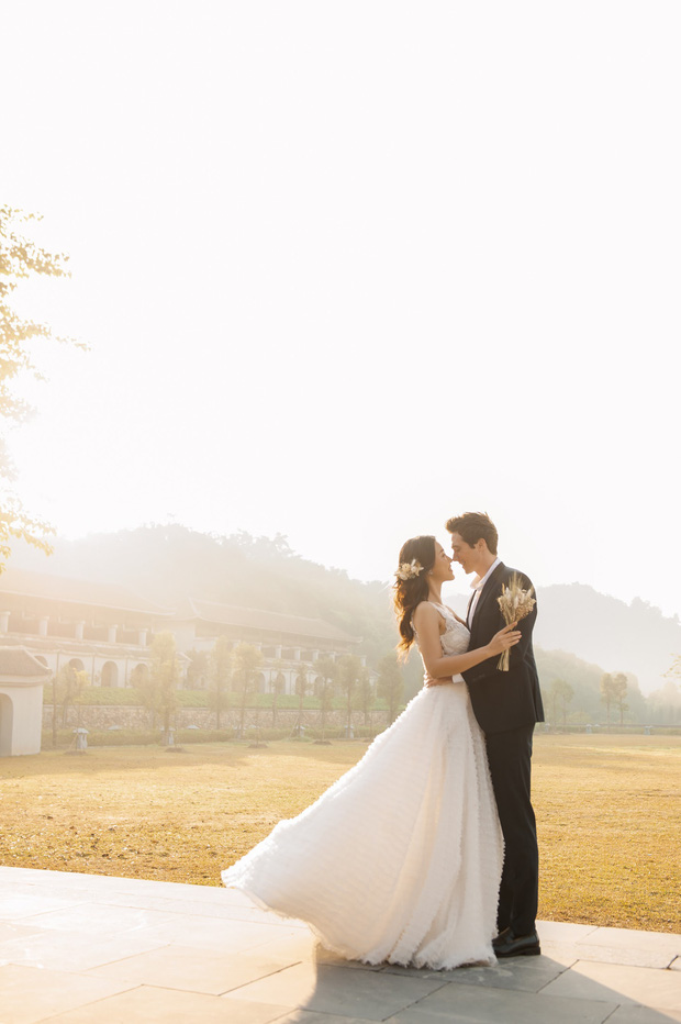 Trọn bộ ảnh cưới của Hoàng Oanh và chồng Tây cực phẩm: Siêu ngọt ngào, đẹp như thước phim điện ảnh-7