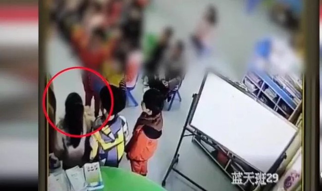 Không ngủ trưa, 4 em bé bị cô giáo mầm non phạt tự tát vào mặt khiến cha mẹ phẫn nộ-2