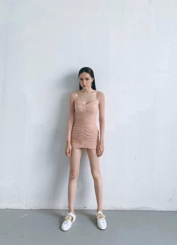 Giáng sinh chưa tới, Hương Giang đã diện váy đỏ sexy, đọ dáng cực gắt” với Hà Hồ-15