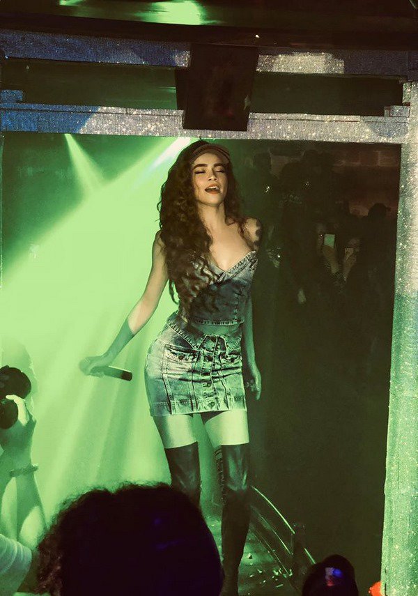 Giáng sinh chưa tới, Hương Giang đã diện váy đỏ sexy, đọ dáng cực gắt” với Hà Hồ-12