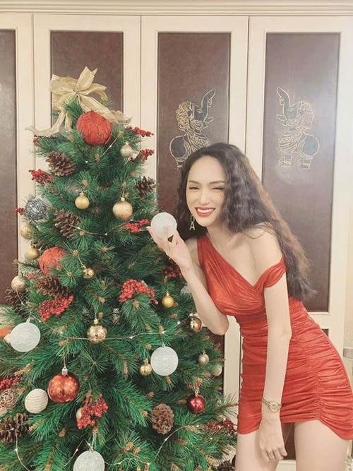 Giáng sinh chưa tới, Hương Giang đã diện váy đỏ sexy, đọ dáng cực gắt” với Hà Hồ-2