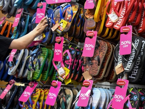 Chưa đến Black Friday đã bão giảm giá, quần áo giá 2.000 đồng-15