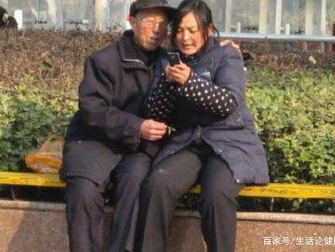 Cặp đôi 30 - 60 tuổi bị chỉ trích, người phụ nữ nói 1 câu khiến tất cả im lặng