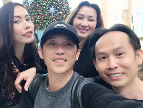 Nhân dịp cuối năm, Hoài Linh hiếm hoi chia sẻ hình ảnh quây quần bên các anh chị em ở Mỹ