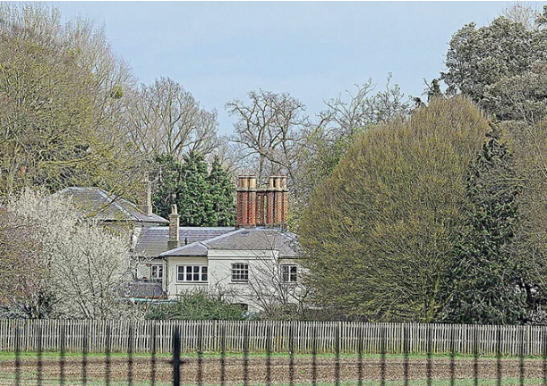 Meghan Markle chi hơn 350 triệu đồng làm thêm hàng rào thứ ba quanh dinh thự gây ra tranh cãi trong khi chị dâu Kate lại có hành động cao tay này-1