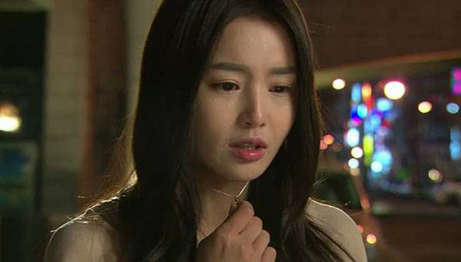 Đêm tân hôn chú rể say khướt trở về phòng cười gằn và bảo anh đã cưới... mẹ em rồi, cô dâu liền ba chân bốn cẳng chạy ngay về nhà mình-1