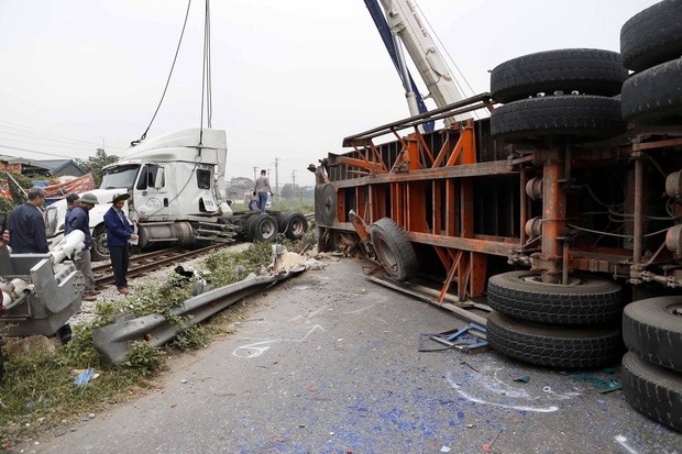 Xe đầu kéo bị tàu hỏa tông đứt đôi khi cố băng qua đường sắt, may mắn không có thương vong-1