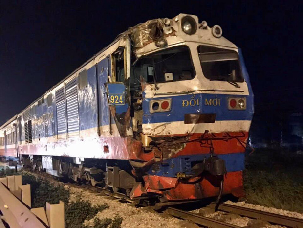Xe đầu kéo bị tàu hỏa tông đứt đôi khi cố băng qua đường sắt, may mắn không có thương vong-2