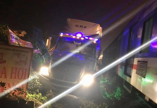 Xe đầu kéo bị tàu hỏa tông đứt đôi khi cố băng qua đường sắt, may mắn không có thương vong-3