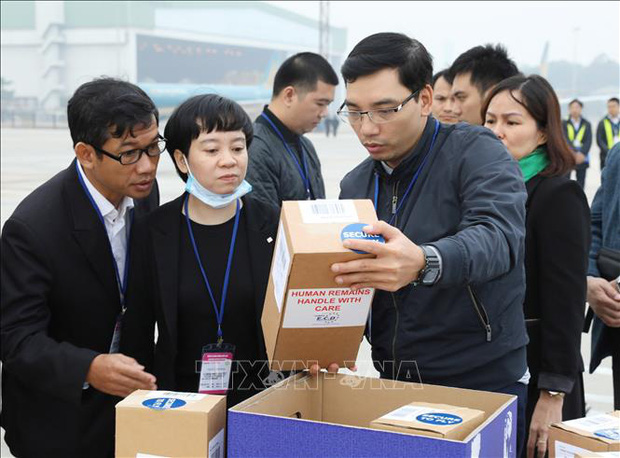 Thi thể và tro cốt 23 nạn nhân cuối cùng đã về đến sân bay quốc tế Nội Bài-2