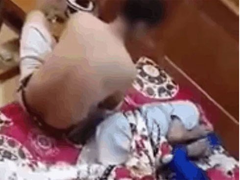 Con trai lực lưỡng tát thẳng mặt bố đau ốm, nằm quặt quẹo trên giường