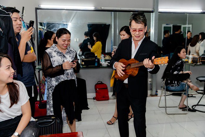 Nhạc sĩ 72 tuổi Đức Huy có hành động cực lãng mạn với vợ trẻ xinh đẹp kém 44 tuổi-2