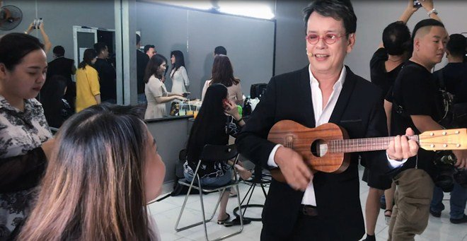 Nhạc sĩ 72 tuổi Đức Huy có hành động cực lãng mạn với vợ trẻ xinh đẹp kém 44 tuổi-5