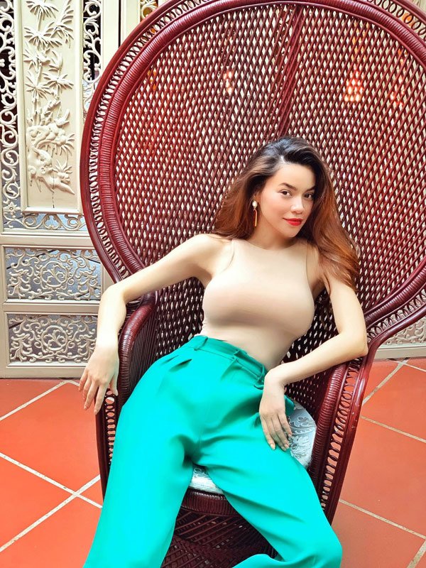 Hồ Ngọc Hà khoe vòng 1 khủng với áo bó sát body-4