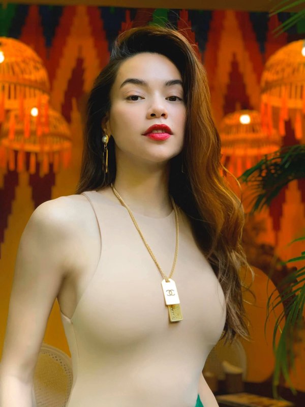 Hồ Ngọc Hà khoe vòng 1 khủng với áo bó sát body-5