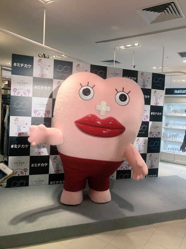 Nữ nhân viên Nhật Bản đeo phù hiệu tới tháng, trung tâm bách hóa bị ném đá tơi bời-2