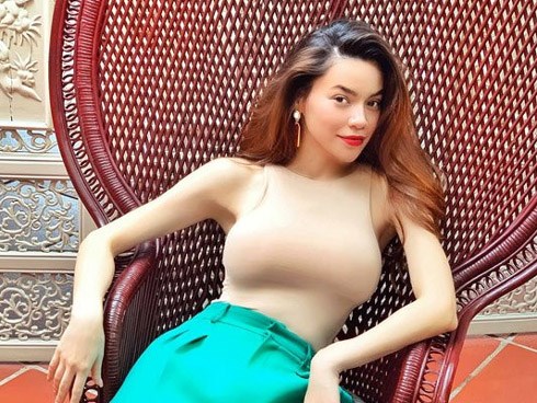Hồ Ngọc Hà khoe vòng 1 khủng với áo bó sát body