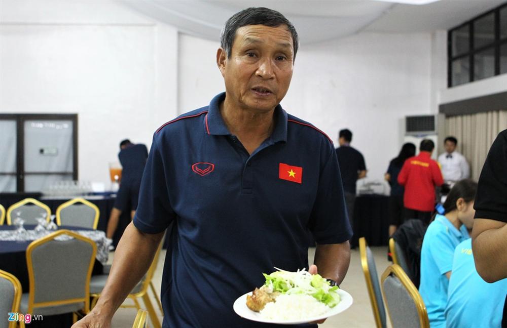 Tuyển nữ Việt Nam từ bữa ăn thiếu chất đến vé vào bán kết SEA Games-2