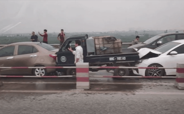 CLIP: Cận cảnh 6 chiếc ô tô dồn toa gây tê liệt cầu Thanh Trì, nhiều xe bẹp dúm đầu-1