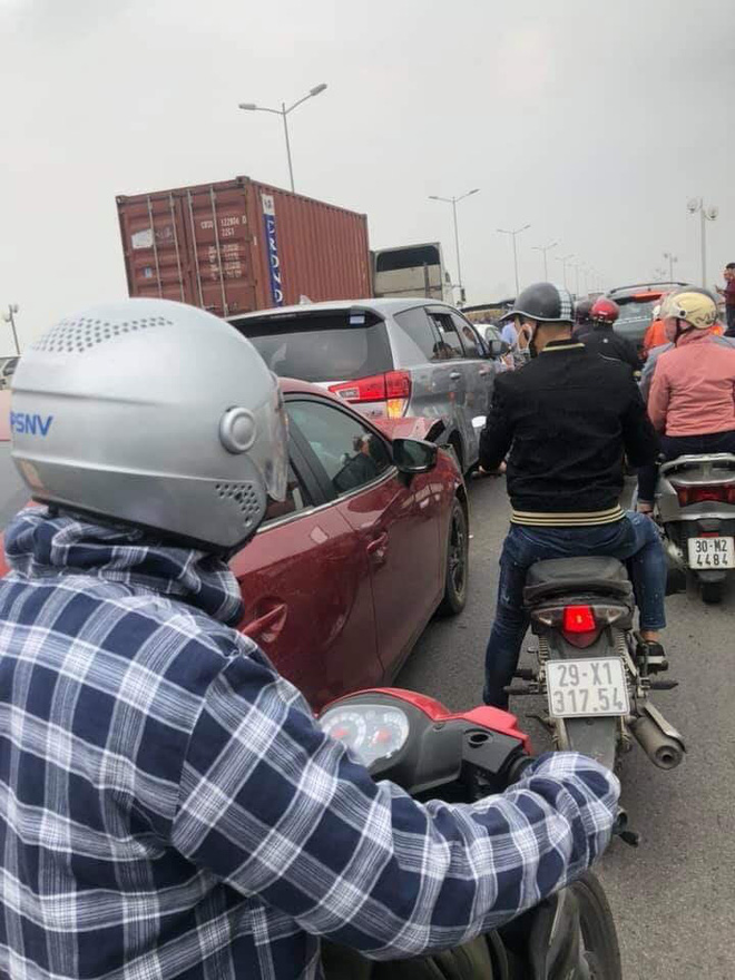 CLIP: Cận cảnh 6 chiếc ô tô dồn toa gây tê liệt cầu Thanh Trì, nhiều xe bẹp dúm đầu-5