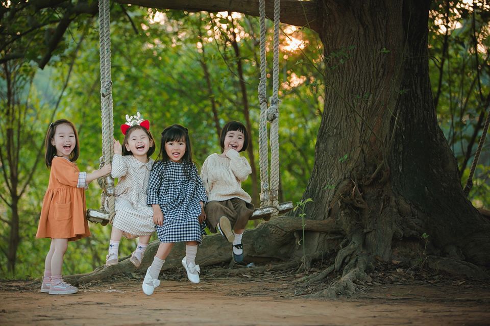 Bộ ảnh đáng yêu chụp 4 cô con gái của 4 bà mẹ chơi thân khiến nhiều chị em bấn loạn thả tim không ngừng-1